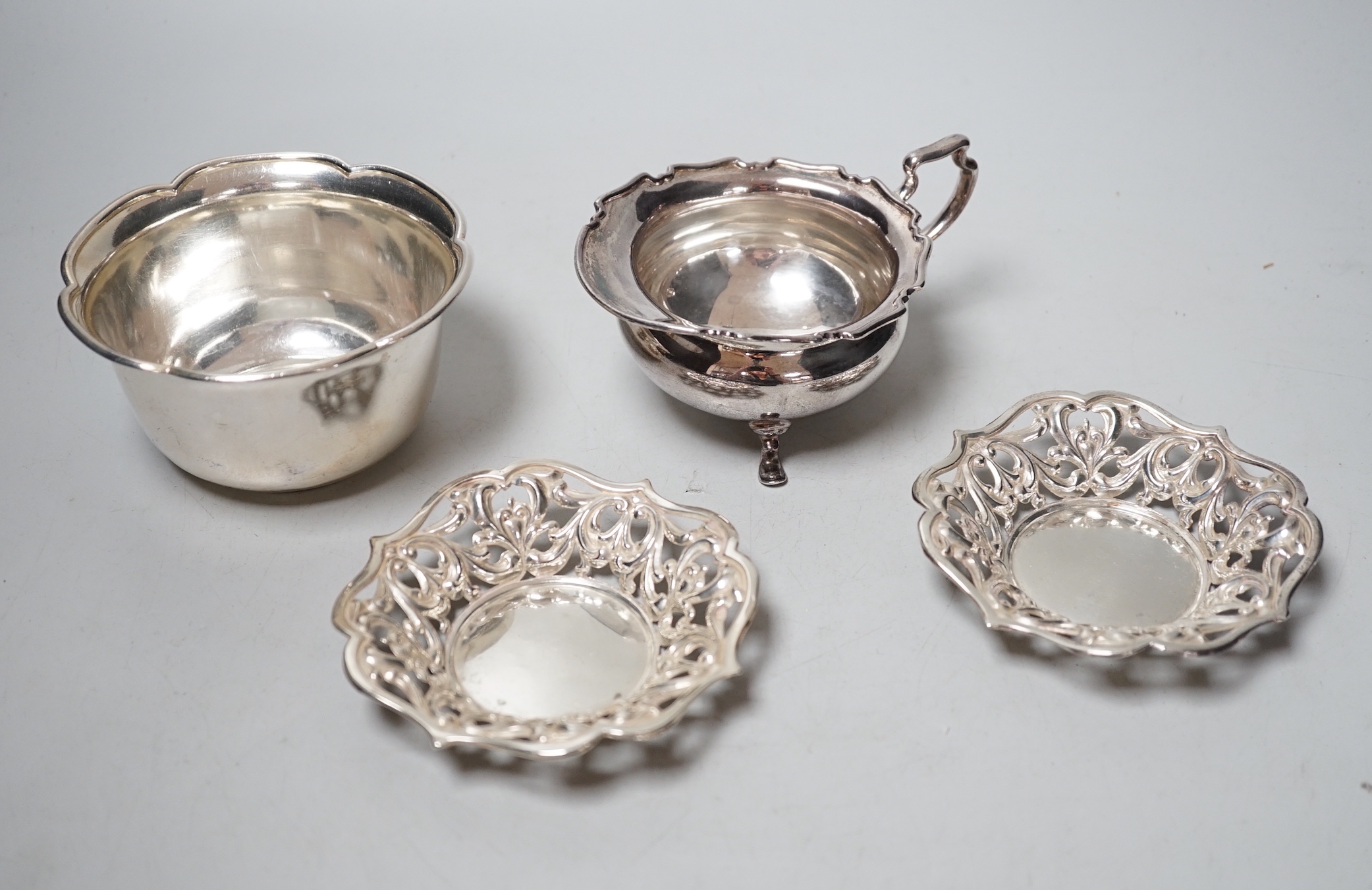 A pair of silver bon bon dishes, a milk jug an a sugar bowl, 9.6oz.